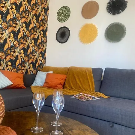 De La Riviere Avec Patio Et Parking Centre